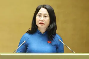 Bộ trưởng Bộ VH-TT-DL Lâm Thị Phương Thanh trình bày báo cáo giải trình, tiếp thu, chỉnh lý dự thảo Nghị quyết của Quốc hội về phát triển văn hóa Việt Nam, sáng 24-4. Ảnh: QUANG PHÚC