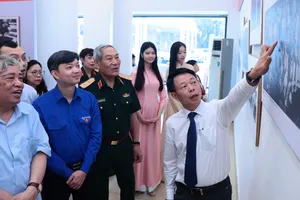 Triển lãm “51 năm - Bản hùng ca thống nhất" kỷ niệm 51 năm Ngày Giải phóng miền Nam, thống nhất đất nước. Ảnh: TP