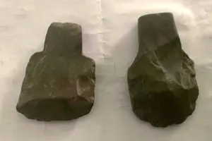 Phát hiện 5 chiếc rìu đá hàng ngàn năm tuổi ở Quảng Trị