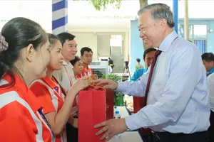 Tổng Bí thư, Chủ tịch nước Tô Lâm trao quà đến công nhân tại buổi gặp mặt. Ảnh: TÂM TRANG