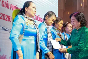 Hội ngộ, tri ân những "đóa hồng" trên đất thép