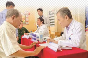 Bác sĩ Bệnh viện Nhân dân Gia Định (TPHCM) thăm khám cho người cao tuổi (ẢNH: THÀNH SƠN)