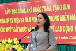 Phó Chủ tịch nước Võ Thị Ánh Xuân phát biểu tại buổi lễ trao quà ở tỉnh Vĩnh Long chiều 28-4. Ảnh: TÍN HUY