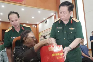 Đại tướng Nguyễn Trọng Nghĩa thăm, tặng quà gia đình chính sách ở Khánh Hòa