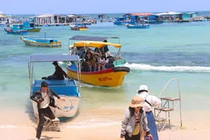 Du lịch dịp lễ "tăng nhiệt", nhiều nơi kín phòng