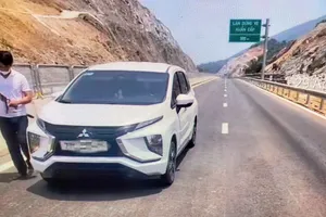 Hình ảnh lực lượng chức năng cho dừng phương tiện để kiểm tra