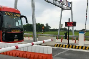 Trạm thu phí không còn barie. Ảnh: CTV