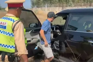 Tài xế buồn ngủ, phải dừng xe bên hành lang đường cao tốc Vĩnh Hảo - Phan Thiết, hôm 30-4. Ảnh: Cục CSGT