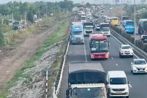 Cảnh sát dẫn xe vào làn khẩn cấp để giảm ùn tắc trên đường cao tốc TPHCM - Trung Lương