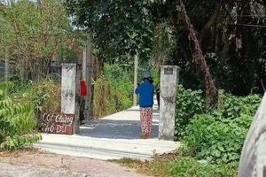 Hiện trường trước nhà của nghi phạm