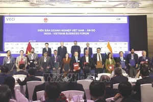 Tổng Bí thư, Chủ tịch nước Tô Lâm và Thủ hiến bang Maharashtra Devendra Fadnavis chứng kiến lễ trao các thoả thuận hợp tác giữa hai nước. Ảnh: Thống Nhất/TTXVN