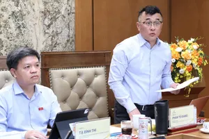 Ông Phan Tử Giang, Phó Tổng Giám đốc PVN báo cáo tại phiên làm việc. Ảnh: CẨM HÀ 