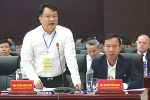 Đại diện doanh nghiệp nêu kiến nghị với lãnh đạo TP Đà Nẵng tại diễn đàn. Ảnh: XUÂN QUỲNH