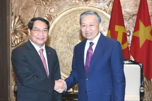 Tổng Bí thư, Chủ tịch nước Tô Lâm và đồng chí Athsaphangthong Siphandone, Bí thư Thành ủy, Chủ tịch Hội đồng nhân dân Thủ đô Viêng Chăn chiều 12-5. Ảnh: VIẾT CHUNG.