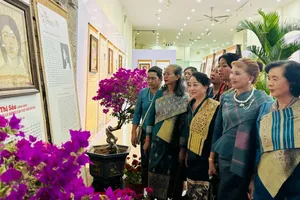 Các đại biểu tham quan triển lãm “Sen trong đá” 