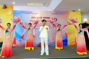 Chương trình diễn ra tại số 70-72, đường Nguyễn Văn Trỗi (phường Phú Nhuận, TPHCM). Trong ảnh: Ca sĩ Lê Trường biểu diễn bài hát "Lời Bác sáng mãi muôn đời". Ảnh: THÚY BÌNH