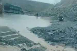 Đắk Lắk: Mưa lớn gây sạt lở tuyến đường đang thi công