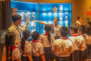Học sinh Đà Nẵng thích thú khám phá các không gian tại triển lãm. Ảnh: XUÂN QUỲNH