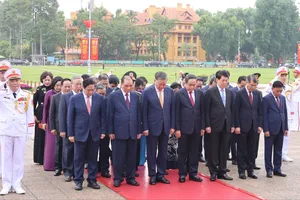 Tổng Bí thư, Chủ tịch nước Tô Lâm cùng các đồng chí lãnh đạo, nguyên lãnh đạo Đảng, Nhà nước đặt vòng hoa và vào Lăng viếng Bác. Ảnh: QUANG PHÚC