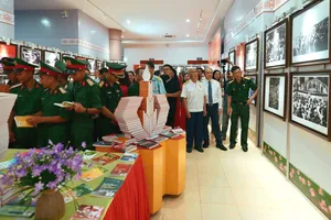 Các đại biểu cắt băng khai mạc triển lãm “80 năm Ngày Bác Hồ ra Lời kêu gọi toàn quốc kháng chiến”