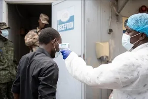 Đo thân nhiệt để kiểm dịch Ebola tại Goma, Cộng hòa Dân chủ Congo. Ảnh: XINHUA 