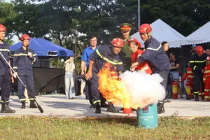 Các em nhỏ được hướng dẫn kỹ năng chữa cháy tại chương trình "Hoạt động trải nghiệm làm lính cứu hỏa"