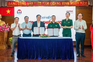 Giám đốc Sở Tài chính TPHCM Hoàng Vũ Thảnh và Giám đốc Viettel TPHCM Ngô Mạnh Hùng ký kết thỏa thuận hợp tác, chiều 20-5
