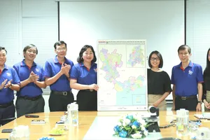 Lãnh đạo Báo SGGP trao tặng bản đồ các đơn vị hành chính cho cảng Quốc tế CMIT.