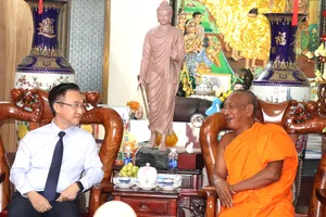Phó Bí thư Thành ủy TPHCM Đặng Minh Thông thăm, chúc mừng Đại lễ Phật đản đến Hòa thượng Danh Lung