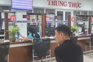 Người dân thực hiện thủ tục tại Trung tâm hành chính TP Đà Nẵng. Ảnh: XUÂN QUỲNH