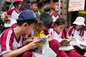 Học sinh tiểu học đọc sách tại Ngày Sách và Văn hóa đọc Việt Nam lần thứ 5 năm 2026 tại Đường sách TPHCM (ẢNH: DŨNG PHƯƠNG)