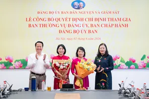 Lãnh đạo Ủy ban Dân nguyện và Giám sát tặng hoa chúc mừng các đồng chí nhận quyết định tại buổi lễ. Ảnh: CẨM HÀ