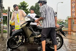 CSGT An Sương hỗ trợ người dân qua đoạn đường ngập sâu