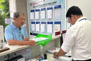 Cán bộ giải quyết thủ tục hành chính cho người dân. Ảnh: THANH HIỀN