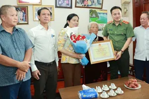 Đoàn đại biểu TPHCM thăm hỏi, chúc thọ các cá nhân tiêu biểu trên 90 tuổi 