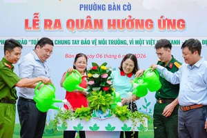 Đại biểu phường Bàn Cờ thực hiện nghi thức phát động phong trào thi đua “Toàn dân chung tay bảo vệ môi trường"