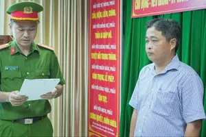 Cơ quan chức năng tống đạt quyết định khởi tố bị can, bắt tạm giam ông Võ Chí Công