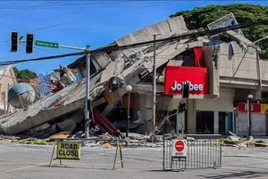 Tòa nhà bị phá hủy trong trận động đất tại General Santos, Philippines ngày 8-6. Ảnh minh họa (THX/TTXVN).