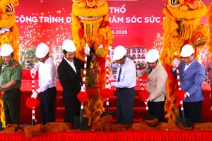 Các đại biểu thực hiện nghi thức động thổ trung tâm
