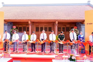 Các đại biểu thực hiện nghi thức khánh thành dự án 