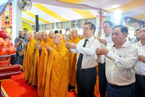 Trang nghiêm Lễ tưởng niệm các Anh hùng liệt sĩ tại Công viên Lê Thị Riêng
