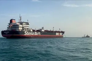 Tàu chở dầu của Anh gần eo biển Hormuz. Ảnh: THX