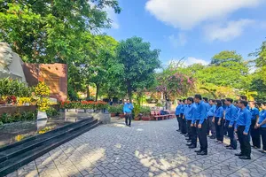 Liên đoàn Lao động TPHCM dâng hương tưởng niệm các Anh hùng liệt sĩ