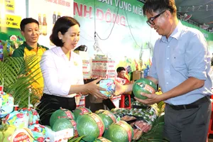Người dân tham quan quầy nông sản đặc trưng tại tuần lễ nông sản