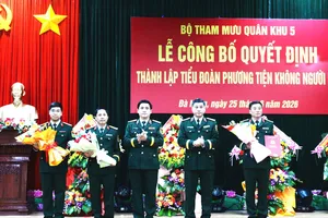 Thủ trưởng Bộ Tư lệnh Quân khu 5 trao Quyết định thành lập Tiểu đoàn Phương tiện không người lái và tặng hoa chúc mừng đơn vị