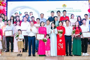 Đồng chí Dương Anh Đức, Ủy viên Ban Thường vụ Thành ủy, Trưởng Ban Tuyên giáo và Dân vận Thành ủy TPHCM, chúc mừng các gia đình công nhân, viên chức, lao động tiêu biểu 