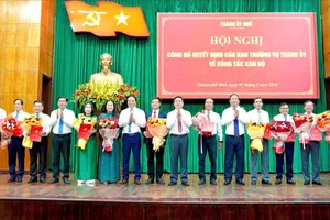 Thành ủy Huế trao các quyết định của Ban Thường vụ Thành ủy về công tác cán bộ.
