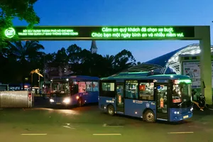 Đồng hồ điểm 3 giờ 30 ngày 1-7, chuyến xe buýt miễn phí đầu tiên, tuyến 74, biển số 50E-843.37, xuất bến từ Bến xe Củ Chi, mở đầu ngày đầu tiên TPHCM triển khai chính sách miễn phí xe buýt. ẢNH: HOÀNG HÙNG.