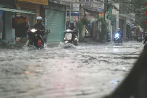 Mưa to gây ngập đường Bình Quới (phường Bình Quới, TPHCM)