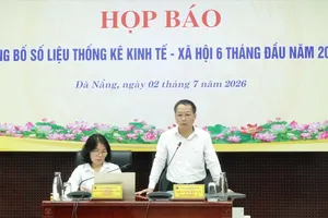Ông Trần Văn Vũ, Cục trưởng Cục Thống kê TP Đà Nẵng phát biểu tại buổi họp báo. Ảnh: XUÂN QUỲNH